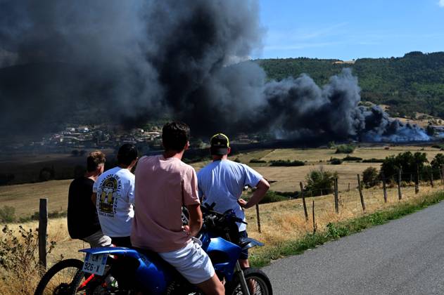 A major fire broke out in the commune of Brossainc in the Ardèche department, within the Pilat Regional Natural Park. The fire started at a car scrapyard near a residential area, causing numerous vehicle explosions. Several hectares of vegetation were also burned. Photo taken on Thursday, August 27, 2026, by Romain Doucelin, Bestimage, Brossainc, France  Copyright: xRomainxDoucelinx xBestimagexRomainxDoucelinx xBestimagex