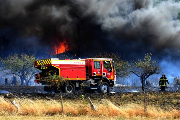 Major fire in the commune of Brossainc in the Ardèche department, within the Pilat Regional Natural Park. The fire started at a car scrapyard near a residential area, with numerous vehicle explosions. Several hectares of vegetation were also burned. Photo taken on Thursday, August 27, 2026, during the fire department’s response. Romain Doucelin, Bestimage, Brossainc, France  Copyright: xRomainxDoucelinx xBestimagexRomainxDoucelinx xBestimagex