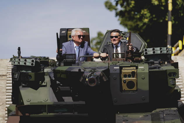 (L-R) Armin Papperger, Vorstandsvorsitzender von Rheinmetall, und Boris Rhein, Ministerpraesident von Hessen, aufgenommen im Rahmen einer Fahrt in einem Boxer bei einem Werksbesuch von RheinMetall in Kassel, 27.08.2026. Kassel Deutschland Copyright: xFlorianxGaertnerx