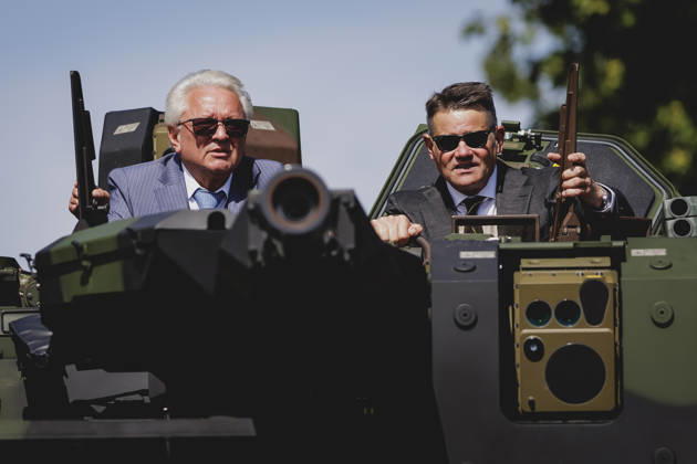 (L-R) Armin Papperger, Vorstandsvorsitzender von Rheinmetall, und Boris Rhein, Ministerpraesident von Hessen, aufgenommen im Rahmen einer Fahrt in einem Boxer bei einem Werksbesuch von RheinMetall in Kassel, 27.08.2026. Kassel Deutschland Copyright: xFlorianxGaertnerx