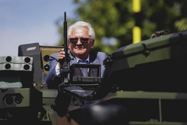 Armin Papperger, Vorstandsvorsitzender von Rheinmetall, aufgenommen im Rahmen einer Fahrt in einem Boxer bei einem Werksbesuch von RheinMetall in Kassel, 27.08.2026. Kassel Deutschland Copyright: xFlorianxGaertnerx