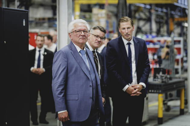 Boris Rhein (M), Ministerpraesident von Hessen, und Armin Papperger (L), Vorstandsvorsitzender von Rheinmetall, aufgenommen im Rahmen eines Werksbesuchs bei Rheinmetall in Kassel, 27.08.2026. Kassel Deutschland Copyright: xFlorianxGaertnerx