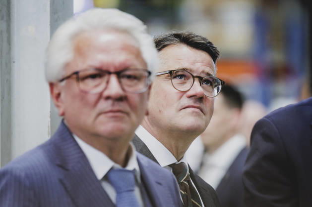 Boris Rhein (R), Ministerpraesident von Hessen, und Armin Papperger (L), Vorstandsvorsitzender von Rheinmetall, aufgenommen im Rahmen eines Werksbesuchs bei Rheinmetall in Kassel, 27.08.2026. Kassel Deutschland Copyright: xFlorianxGaertnerx