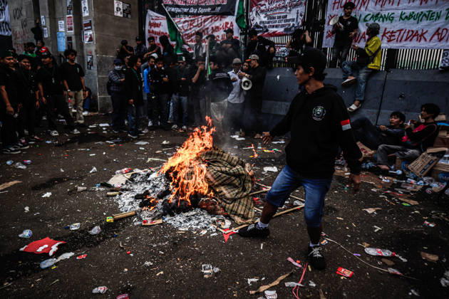 August 27, 2026, Jakarta, Dki Jakarta, Indonesia: August 27, 2026, A crowd staged a protest in front of the DPR MPR Building complex in Jakarta on Thursday. The protest called for the eradication of corruption and the passage of the Asset Forfeiture Bill. Jakarta Indonesia  - ZUMAf198 20260827_zip_f198_018 Copyright: xMuhammadxFebriansyahx