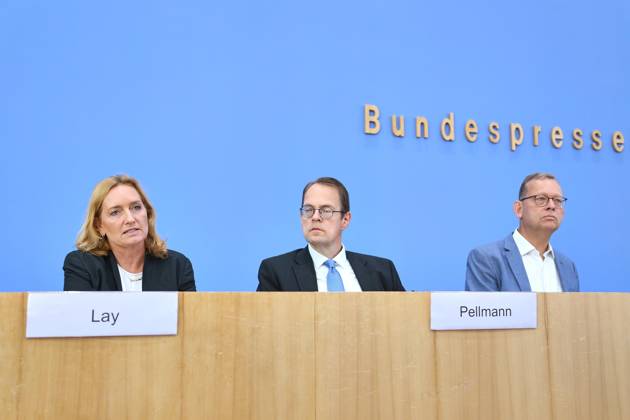 Berlin, Deutschland, 27.08.2026: Bundespressekonferenz: Rechtsgutachten zur Einführung eines bundesweiten Mietendeckels: L-R: Caren Lay, Sprecherin für Mieten-, Bau- und Wohnungspolitik der Fraktion Die Linke im Bundestag, Sören Pellmann, Vorsitzender der Fraktion Die Linke im Bundestag, Thorsten Kingreen, Universität Regensburg Copyright: xdtsxNachrichtenagenturx dts_131408