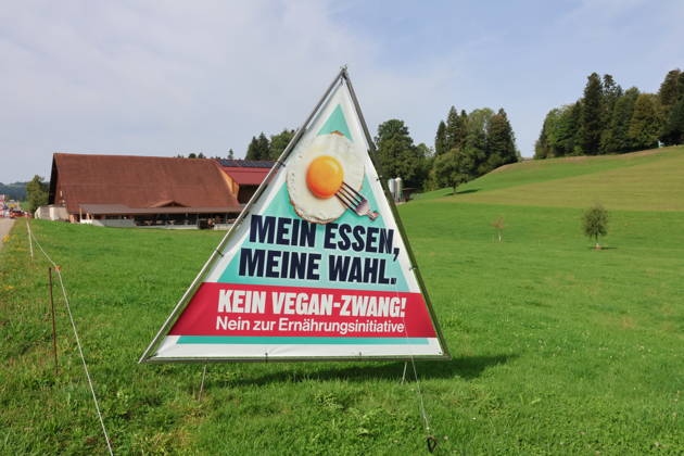 27.08.2026Schweiz Eidgenoessische Volksabstimmung fuer eine sichere Ernaehrung, 27.September 2026. Bild ,Nein Plakat Kein Vegan Zwang Nein zur Vegan Initiative