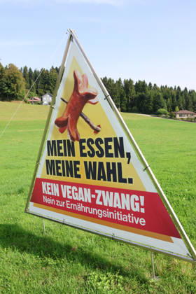 27.08.2026Schweiz Eidgenoessische Volksabstimmung fuer eine sichere Ernaehrung, 27.September 2026. Bild ,Nein Plakat Kein Vegan Zwang Nein zur Vegan Initiative