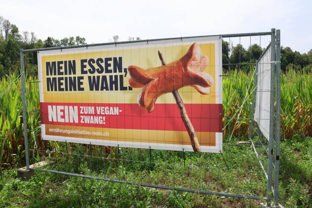27.08.2026Schweiz Eidgenoessische Volksabstimmung fuer eine sichere Ernaehrung, 27.September 2026. Bild ,Nein Plakat Kein Vegan Zwang Nein zur Vegan Initiative Hinten eis Maisfeld.