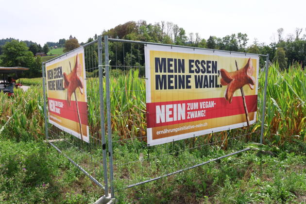 27.08.2026Schweiz Eidgenoessische Volksabstimmung fuer eine sichere Ernaehrung, 27.September 2026. Bild ,Nein Plakat Kein Vegan Zwang Nein zur Vegan Initiative Hinten eis Maisfeld.