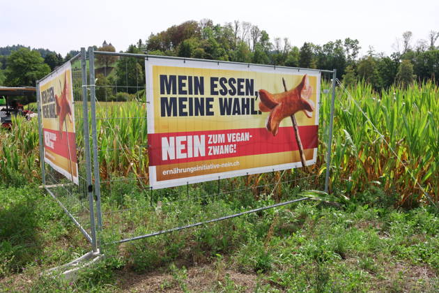 27.08.2026Schweiz Eidgenoessische Volksabstimmung fuer eine sichere Ernaehrung, 27.September 2026. Bild ,Nein Plakat Kein Vegan Zwang Nein zur Vegan Initiative Hinten eis Maisfeld.