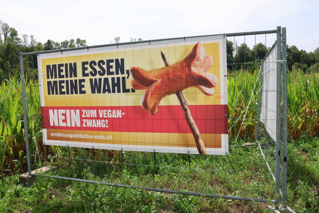 27.08.2026Schweiz Eidgenoessische Volksabstimmung fuer eine sichere Ernaehrung, 27.September 2026. Bild ,Nein Plakat Kein Vegan Zwang Nein zur Vegan Initiative Hinten eis Maisfeld.