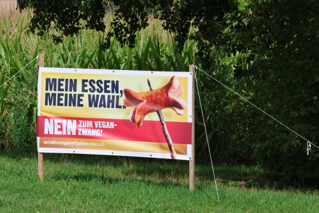 27.08.2026Schweiz Eidgenoessische Volksabstimmung fuer eine sichere Ernaehrung, 27.September 2026. Bild ,Nein Plakat Kein Vegan Zwang Nein zur Vegan Initiative Hinten eis Maisfeld.