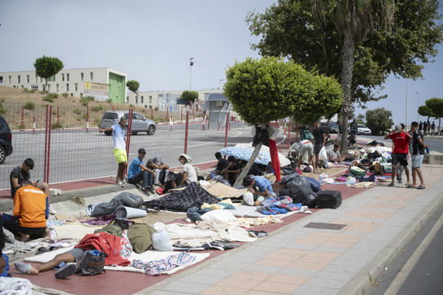 Migrants Survive on the Streets of the Loma Colmenar Neighborhood in Ceuta Several migrants on the streets of the Loma Colmenar neighborhood, August 27, 2026, in Ceuta, Spain. Residents of the Loma Colmenar neighborhood report that the situation is unsustainable, marked by fights, vulnerable minors, and people sleeping on the streets. AUGUST 27, 2026 MIGRATION CRISIS Ceuta, Spain  Copyright: xMarcosxMorenox 7734702