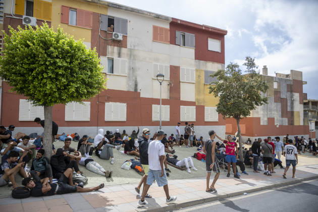 Migrants Survive on the Streets of the Loma Colmenar Neighborhood in Ceuta Several migrants on the streets of the Loma Colmenar neighborhood, August 27, 2026, in Ceuta, Spain. Residents of the Loma Colmenar neighborhood report that the situation is unsustainable, marked by fights, vulnerable minors, and people sleeping on the street. AUGUST 27, 2026 MIGRATION CRISIS Ceuta, Spain  Copyright: xMarcosxMorenox 7734703