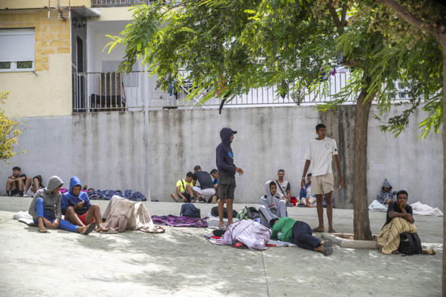 Migrants Survive on the Streets of the Loma Colmenar Neighborhood in Ceuta Several migrants on the streets of the Loma Colmenar neighborhood, August 27, 2026, in Ceuta, Spain. Residents of the Loma Colmenar neighborhood report that the situation is unsustainable, marked by fights, vulnerable minors, and people sleeping on the street. AUGUST 27, 2026 MIGRATION CRISIS Ceuta, Spain  Copyright: xMarcosxMorenox 7734707
