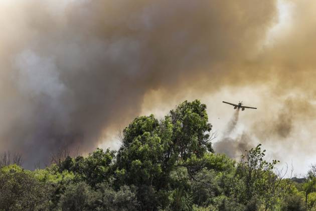 Several fire crews and aerial resources have been deployed to a fire in Gola de Pujol, in El Saler, Valencia. An aircraft is assisting in the effort to extinguish a wildfire on August 27, 2026, in Gola de Pujol, El Saler, Valencia, Valencian Community, Spain. Three aerial resources and six crews from the Valencia Municipal Fire Department are working to extinguish a fire that broke out in Gola de Pujol, within the Devesa de El Saler, a protected area belonging to the Albufera Natural Park. The fire has already forced the preventive evacuation of Tower 1 of the residential complex in the Devesa de El Saler area and the parking lot, and has led to the preventive closure of the CV 500 highway, which connects this natural area with Valencia. A Copyright: xRoberxSolsonax 7734728