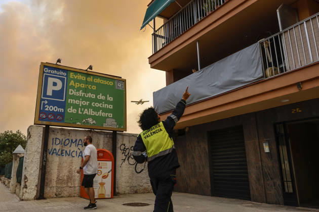 Several fire crews and aerial resources have been deployed to a fire in Gola de Pujol, in El Saler, Valencia. Firefighters evacuate El Saler due to a wildfire on August 27, 2026, in Gola de Pujol, El Saler, Valencia, Valencian Community, Spain. Three aerial resources and six crews from the Valencia Municipal Fire Department are working to extinguish a fire that broke out in Gola de Pujol, within the Devesa de El Saler, a protected area belonging to the Albufera Natural Park, which has already forced preventive evacuations of Tower 1 of the residential complex in the Devesa de El Saler area and the parking lot, and has led to the precautionary closure of the CV 500 highway, which connects this natural area with Valencia AUGUST 27, 2026 FORE Copyright: xRoberxSolsonax 7734739