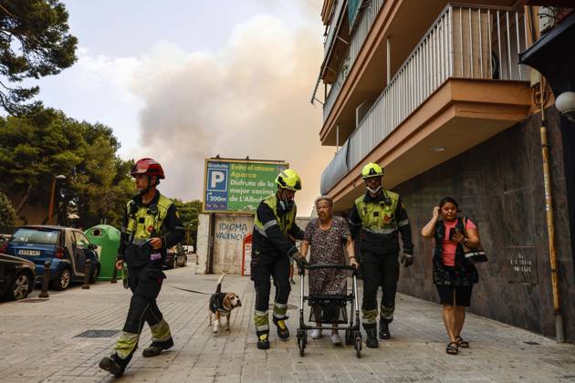 Several fire crews and aerial resources have been deployed to a fire in Gola de Pujol, in El Saler, Valencia. Firefighters evacuate El Saler due to a wildfire on August 27, 2026, in Gola de Pujol, El Saler, Valencia, Valencian Community, Spain. Three aerial resources and six crews from the Valencia Municipal Fire Department are working to extinguish a fire that broke out in Gola de Pujol, within the Devesa de El Saler, a protected area belonging to the Albufera Natural Park, which has already forced preventive evacuations of Tower 1 of the residential complex in the Devesa de El Saler area and the parking lot, and has led to the precautionary closure of the CV 500 highway, which connects this natural area with Valencia AUGUST 27, 2026 FORE Copyright: xRoberxSolsonax 7734743