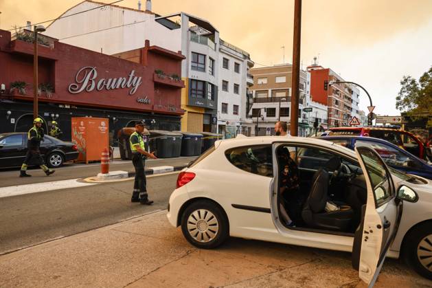 Several fire crews and aerial resources have been mobilized to fight a fire in Gola de Pujol, in El Saler, Valencia. Local police are evacuating El Saler due to a wildfire on August 27, 2026, in Gola de Pujol, El Saler, Valencia, Valencian Community, Spain. Three aerial resources and six crews from the Valencia Municipal Fire Department are working to extinguish a fire that broke out in Gola de Pujol, within the Devesa de El Saler, a protected area belonging to the Albufera Natural Park, which has already necessitated precautionary evacuations of Tower 1 in the Devesa de El Saler residential area and the parking lot, and has led to the precautionary closure of Highway CV 500, which connects this natural area with Valencia. AUGUST 27, 2026 Copyright: xRoberxSolsonax 7734750