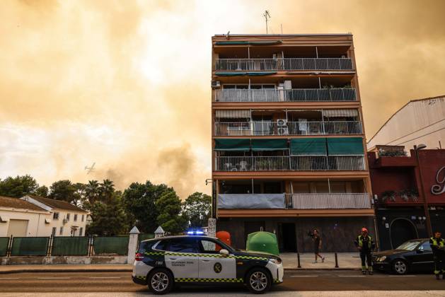 Several fire crews and aerial resources have been mobilized to fight a fire in Gola de Pujol, in El Saler, Valencia. Local police are evacuating El Saler due to a wildfire on August 27, 2026, in Gola de Pujol, El Saler, Valencia, Valencian Community, Spain. Three aerial resources and six crews from the Valencia Municipal Fire Department are working to extinguish a fire that broke out in Gola de Pujol, within the Devesa de El Saler, a protected area belonging to the Albufera Natural Park, which has already necessitated precautionary evacuations of Tower 1 in the Devesa de El Saler residential area and the parking lot, and has led to the precautionary closure of Highway CV 500, which connects this natural area with Valencia. AUGUST 27, 2026 Copyright: xRoberxSolsonax 7734751