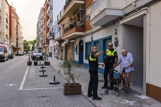 Several fire crews and aerial resources have been mobilized to fight a fire in Gola de Pujol, in El Saler, Valencia. Local police are evacuating El Saler due to a wildfire on August 27, 2026, in Gola de Pujol, El Saler, Valencia, Valencian Community, Spain. Three aerial resources and six crews from the Valencia Municipal Fire Department are working to extinguish a fire that broke out in Gola de Pujol, within the Devesa de El Saler, a protected area belonging to the Albufera Natural Park, which has already necessitated precautionary evacuations of Tower 1 in the Devesa de El Saler residential area and the parking lot, and has led to the precautionary closure of Highway CV 500, which connects this natural area with Valencia. AUGUST 27, 2026 Copyright: xRoberxSolsonax 7734752