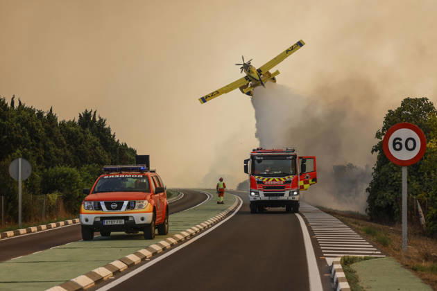 Several fire crews and aerial resources have been deployed to a fire in the Gola de Pujol, in El Saler, Valencia. An airplane and fire trucks during efforts to extinguish a wildfire on August 27, 2026, in Gola de Pujol, El Saler, Valencia, Valencian Community, Spain. Three aerial resources and six crews from the Valencia Municipal Fire Department are working to extinguish a fire that broke out in Gola de Pujol, within the Devesa de El Saler, a protected area belonging to the Albufera Natural Park, which has already necessitated preventive evacuations of Tower 1 of the residential complex in the Devesa de El Saler area and the parking lot, and has led to the preventive closure of the CV 500 highway, which connects this natural area with Val Copyright: xRoberxSolsonax 7734760