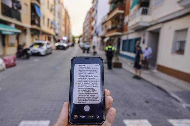 Several fire crews and aerial resources have been deployed to a fire in Gola de Pujol, in El Saler, Valencia. An alert message was sent to cell phones by Civil Protection due to a wildfire on August 27, 2026, in Gola de Pujol, El Saler, Valencia, Valencian Community, Spain. Three aerial resources and six crews from the Valencia Municipal Fire Department are working to extinguish a fire that broke out in Gola de Pujol, within the Devesa de El Saler, a protected area belonging to the Albufera Natural Park. The fire has already necessitated preventive evacuations of Tower 1 of the residential complex in the Devesa de El Saler area and the parking lot, and has led to the preventive closure of the CV 500 highway, which connects this natural are Copyright: xRoberxSolsonax 7734765