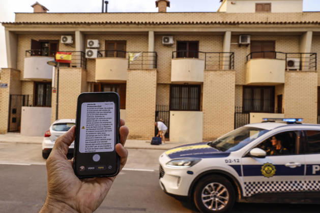 Several fire crews and aerial resources have been deployed to a fire in Gola de Pujol, in El Saler, Valencia. An alert message was sent to cell phones by Civil Protection due to a wildfire on August 27, 2026, in Gola de Pujol, El Saler, Valencia, Valencian Community, Spain. Three aerial resources and six crews from the Valencia Municipal Fire Department are working to extinguish a fire that broke out in Gola de Pujol, within the Devesa de El Saler, a protected area belonging to the Albufera Natural Park. The fire has already necessitated preventive evacuations of Tower 1 of the residential complex in the Devesa de El Saler area and the parking lot, and has led to the preventive closure of the CV 500 highway, which connects this natural are Copyright: xRoberxSolsonax 7734766