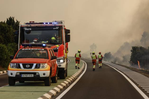 Several fire crews and aerial resources have been deployed to a fire in the Gola de Pujol, in El Saler, Valencia. Firefighters extinguishing a wildfire on August 27, 2026, in Gola de Pujol, El Saler, Valencia, Valencian Community, Spain. Three aerial resources and six crews from the Valencia Municipal Fire Department are working to extinguish a fire that broke out in Gola de Pujol, within the Devesa de El Saler, a protected area belonging to the Albufera Natural Park, which has already necessitated preventive evacuations of Tower 1 of the residential complex in the Devesa de El Saler area and the parking lot, and has led to the preventive closure of the CV 500 highway, which connects this natural area with Valencia AUGUST 27, 2026 FOREST F Copyright: xRoberxSolsonax 7734754