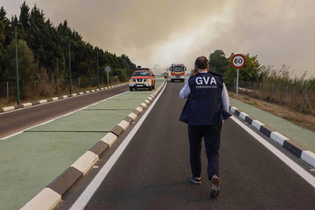 Several fire crews and aerial resources have been deployed to a fire in the Gola de Pujol, in El Saler, Valencia. Firefighters extinguishing a wildfire on August 27, 2026, in Gola de Pujol, El Saler, Valencia, Valencian Community, Spain. Three aerial resources and six crews from the Valencia Municipal Fire Department are working to extinguish a fire that broke out in Gola de Pujol, within the Devesa de El Saler, a protected area belonging to the Albufera Natural Park, which has already necessitated preventive evacuations of Tower 1 of the residential complex in the Devesa de El Saler area and the parking lot, and has led to the preventive closure of the CV 500 highway, which connects this natural area with Valencia AUGUST 27, 2026 FOREST F Copyright: xRoberxSolsonax 7734755