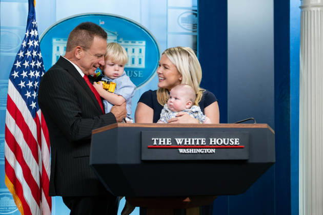 August 27, 2026, Washington, District Of Columbia, United States: White House Press Secretary KAROLINE LEAVITT poses for a family photo with her husband, NICHOLAS RICCIO, and their two children at the White House press briefing room podium during her final day serving as White House press secretary. Washington United States  - ZUMAk206 20260827_znp_k206_001 Copyright: xMattxKaminskyx