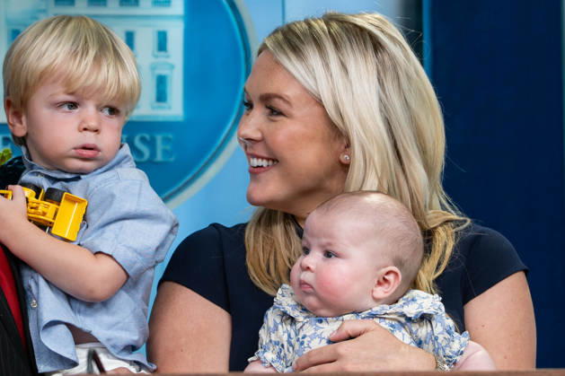 August 27, 2026, Washington, District Of Columbia, United States: White House Press Secretary KAROLINE LEAVITT poses for a family photo with her husband, NICHOLAS RICCIO, and their two children at the White House press briefing room podium during her final day serving as White House press secretary. Washington United States  - ZUMAk206 20260827_znp_k206_002 Copyright: xMattxKaminskyx