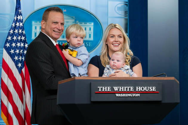 August 27, 2026, Washington, District Of Columbia, United States: White House Press Secretary KAROLINE LEAVITT poses for a family photo with her husband, NICHOLAS RICCIO, and their two children at the White House press briefing room podium during her final day serving as White House press secretary. Washington United States  - ZUMAk206 20260827_znp_k206_003 Copyright: xMattxKaminskyx