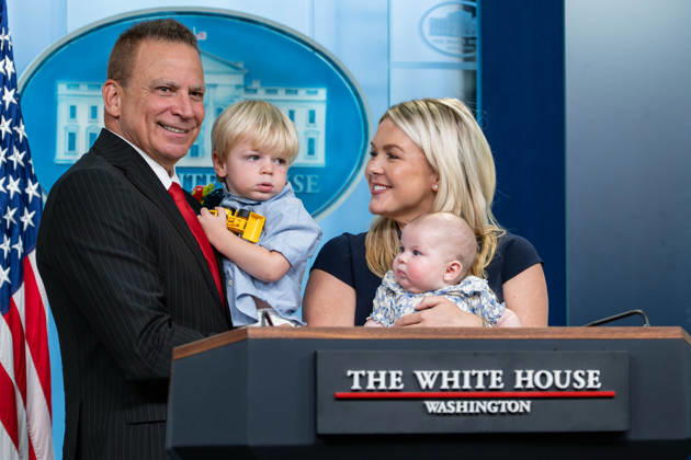 August 27, 2026, Washington, District Of Columbia, United States: White House Press Secretary KAROLINE LEAVITT poses for a family photo with her husband, NICHOLAS RICCIO, and their two children at the White House press briefing room podium during her final day serving as White House press secretary. Washington United States  - ZUMAk206 20260827_znp_k206_004 Copyright: xMattxKaminskyx