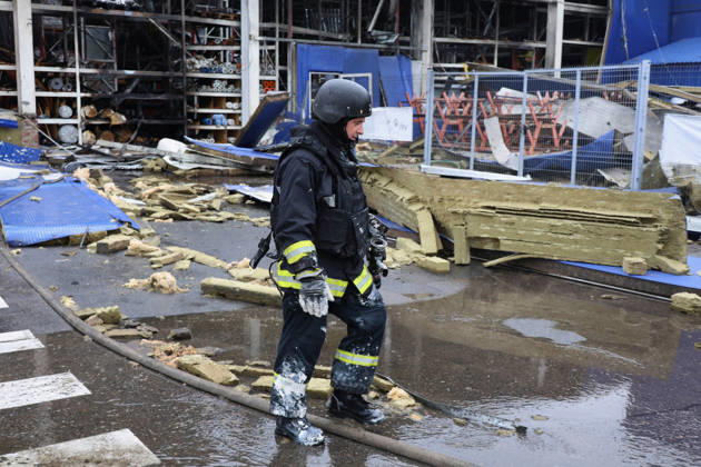 A rescuer works at an Epicenter hypermarket in the Osnovianskyi district, destroyed by a Russian drone attack, Kharkiv, Ukraine, August 27, 2026. A 40-year-old man was killed, and four others were injured in the strike. (Photo by Viacheslav Madiievskyi Ukrinform) Russian drone attacks home improvement hypermarket in Kharkiv  Copyright: xViacheslavxMadiievskyix