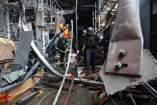 State Emergency Service rescuers work in an Epicenter hypermarket in the Osnovianskyi district, destroyed by a Russian drone attack, Kharkiv, Ukraine, August 27, 2026. A 40-year-old man was killed, and four others were injured in the strike. (Photo by Viacheslav Madiievskyi Ukrinform) Russian drone attacks home improvement hypermarket in Kharkiv  Copyright: xViacheslavxMadiievskyix