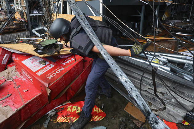 A rescuer works at an Epicenter hypermarket in the Osnovianskyi district, destroyed by a Russian drone attack, Kharkiv, Ukraine, August 27, 2026. A 40-year-old man was killed, and four others were injured in the strike. (Photo by Viacheslav Madiievskyi Ukrinform) Russian drone attacks home improvement hypermarket in Kharkiv  Copyright: xViacheslavxMadiievskyix