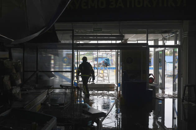 A rescuer works at an Epicenter hypermarket in the Osnovianskyi district, destroyed by a Russian drone attack, Kharkiv, Ukraine, August 27, 2026. A 40-year-old man was killed, and four others were injured in the strike. (Photo by Viacheslav Madiievskyi Ukrinform) Russian drone attacks home improvement hypermarket in Kharkiv  Copyright: xViacheslavxMadiievskyix
