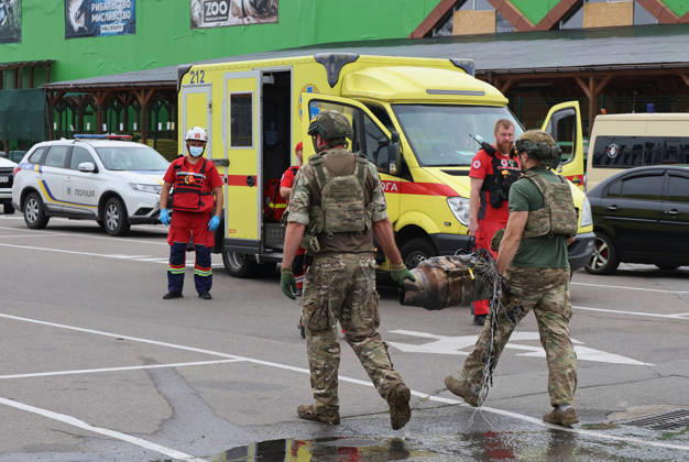Forensic experts carry a fragment of a Russian drone used to attack an Epicenter hypermarket in the Osnovianskyi district of Kharkiv, Ukraine, August 27, 2026. A 40-year-old man was killed, and four others were injured in the strike. (Photo by Viacheslav Madiievskyi Ukrinform) Russian drone attacks home improvement hypermarket in Kharkiv  Copyright: xViacheslavxMadiievskyix