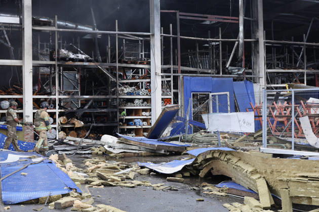 Experts work in an Epicenter hypermarket in the Osnovianskyi district, destroyed by a Russian drone attack, Kharkiv, Ukraine, August 27, 2026. A 40-year-old man was killed, and four others were injured in the strike. (Photo by Viacheslav Madiievskyi Ukrinform) Russian drone attacks home improvement hypermarket in Kharkiv  Copyright: xViacheslavxMadiievskyix