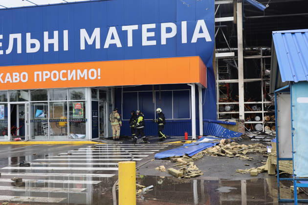 State Emergency Service rescuers work in an Epicenter hypermarket in the Osnovianskyi district, destroyed by a Russian drone attack, Kharkiv, Ukraine, August 27, 2026. A 40-year-old man was killed, and four others were injured in the strike. (Photo by Viacheslav Madiievskyi Ukrinform) Russian drone attacks home improvement hypermarket in Kharkiv  Copyright: xViacheslavxMadiievskyix