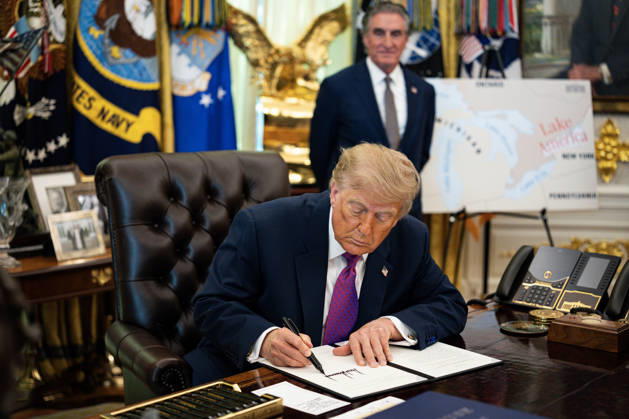 President Donald Trump signs an executive order to rename Lake Ontario as Lake America, amid a recent trade war with Canada, in the Oval Office of the White House in Washington, DC on Thursday, August 27, 2026.  WASP20260827100 AlxDrago