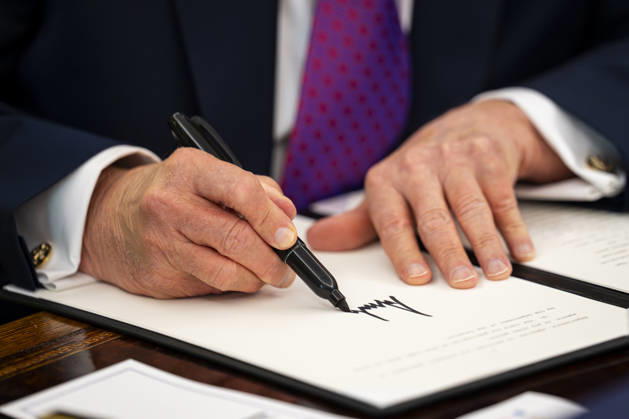 President Donald Trump signs an executive order to rename Lake Ontario as Lake America, amid a recent trade war with Canada, in the Oval Office of the White House in Washington, DC on Thursday, August 27, 2026.  WASP20260827103 AlxDrago