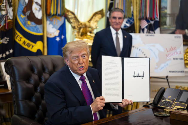 President Donald Trump signs an executive order to rename Lake Ontario as Lake America, amid a recent trade war with Canada, in the Oval Office of the White House in Washington, DC on Thursday, August 27, 2026.  WASP20260827104 AlxDrago