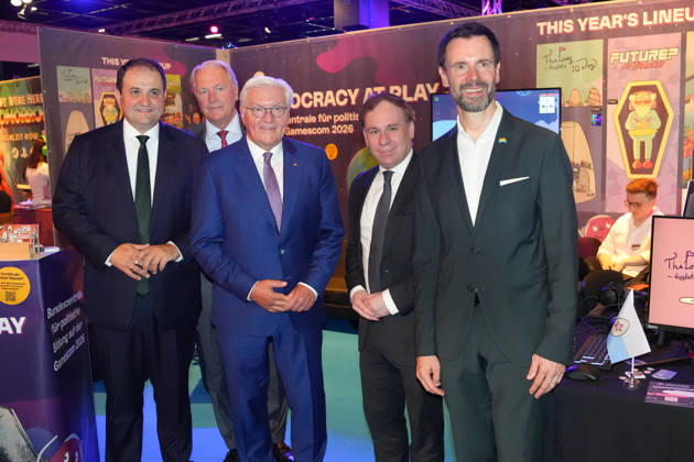 Eroeffnung des Gamescom Congress 2026 mit Bundespraesident Steinmeier (l-r) Nathanael Liminski, Geral Boese, Bundespraesident Frank-Walter Steinmeier Dr. Volker Ullrich, Felix Falk gemeinsam beim Rundgang am Stand der Bundeszentrale fuer politische Bildung bei der Computerspiele und Videospielemesse Gamescom und des Gamescom Congress in den Koelner Messehallen, Koeln, 27.08.2026 Koeln Nordrhein-Westfalen Deutschland