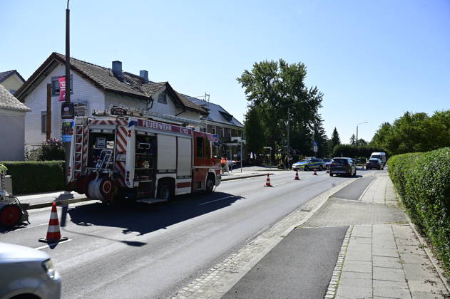 Görlitz: Verfolgungsjagd endet mit Crash an Hauswand Fahrer stand unter DrogenEine rücksichtslose Flucht vor der Polizei endete am Donnerstagvormittag (27. August 2026) an der Kreuzung Zittauer Straße Posottendorfer Straße in Görlitz mit einem schweren Unfall. Ein 36-jähriger Ford-Fahrer flüchtete zuvor nach einer Unfallflucht in Hagenwerder mit hoher Geschwindigkeit vor mehreren Streifenwagen.Beim Versuch, nach rechts in die Posottendorfer Straße abzubiegen, verlor der Mann die Kontrolle über seinen roten Ford Fiesta. Das Fahrzeug krachte frontal in ein Wohnhaus und rammte ein dort aufgestelltes Baugerüst. Zwei Bauarbeiter, die sich auf dem Gerüst befanden, blieben wie durch ein Wunder unverletzt. Der 36-jährige Fahrer e Copyright: xMatthiasxWehnertx