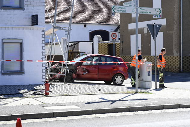 Görlitz: Verfolgungsjagd endet mit Crash an Hauswand Fahrer stand unter DrogenEine rücksichtslose Flucht vor der Polizei endete am Donnerstagvormittag (27. August 2026) an der Kreuzung Zittauer Straße Posottendorfer Straße in Görlitz mit einem schweren Unfall. Ein 36-jähriger Ford-Fahrer flüchtete zuvor nach einer Unfallflucht in Hagenwerder mit hoher Geschwindigkeit vor mehreren Streifenwagen.Beim Versuch, nach rechts in die Posottendorfer Straße abzubiegen, verlor der Mann die Kontrolle über seinen roten Ford Fiesta. Das Fahrzeug krachte frontal in ein Wohnhaus und rammte ein dort aufgestelltes Baugerüst. Zwei Bauarbeiter, die sich auf dem Gerüst befanden, blieben wie durch ein Wunder unverletzt. Der 36-jährige Fahrer e Copyright: xMatthiasxWehnertx