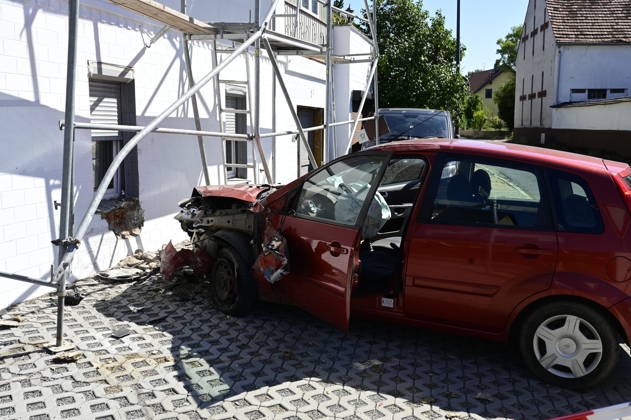 Görlitz: Verfolgungsjagd endet mit Crash an Hauswand Fahrer stand unter DrogenEine rücksichtslose Flucht vor der Polizei endete am Donnerstagvormittag (27. August 2026) an der Kreuzung Zittauer Straße Posottendorfer Straße in Görlitz mit einem schweren Unfall. Ein 36-jähriger Ford-Fahrer flüchtete zuvor nach einer Unfallflucht in Hagenwerder mit hoher Geschwindigkeit vor mehreren Streifenwagen.Beim Versuch, nach rechts in die Posottendorfer Straße abzubiegen, verlor der Mann die Kontrolle über seinen roten Ford Fiesta. Das Fahrzeug krachte frontal in ein Wohnhaus und rammte ein dort aufgestelltes Baugerüst. Zwei Bauarbeiter, die sich auf dem Gerüst befanden, blieben wie durch ein Wunder unverletzt. Der 36-jährige Fahrer e Copyright: xMatthiasxWehnertx