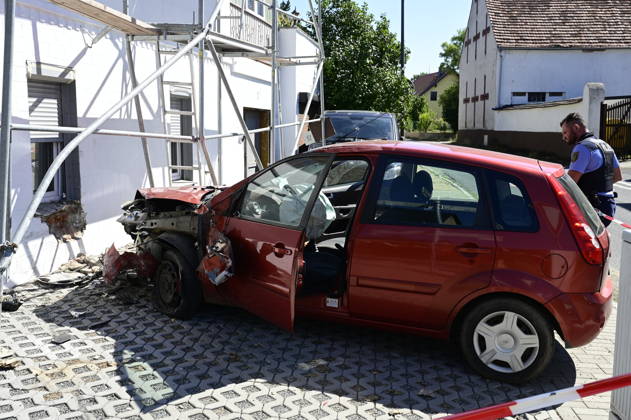 Görlitz: Verfolgungsjagd endet mit Crash an Hauswand Fahrer stand unter DrogenEine rücksichtslose Flucht vor der Polizei endete am Donnerstagvormittag (27. August 2026) an der Kreuzung Zittauer Straße Posottendorfer Straße in Görlitz mit einem schweren Unfall. Ein 36-jähriger Ford-Fahrer flüchtete zuvor nach einer Unfallflucht in Hagenwerder mit hoher Geschwindigkeit vor mehreren Streifenwagen.Beim Versuch, nach rechts in die Posottendorfer Straße abzubiegen, verlor der Mann die Kontrolle über seinen roten Ford Fiesta. Das Fahrzeug krachte frontal in ein Wohnhaus und rammte ein dort aufgestelltes Baugerüst. Zwei Bauarbeiter, die sich auf dem Gerüst befanden, blieben wie durch ein Wunder unverletzt. Der 36-jährige Fahrer e Copyright: xMatthiasxWehnertx