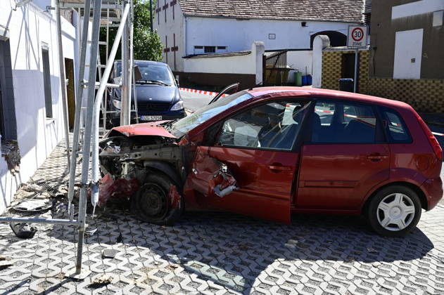 Görlitz: Verfolgungsjagd endet mit Crash an Hauswand Fahrer stand unter DrogenEine rücksichtslose Flucht vor der Polizei endete am Donnerstagvormittag (27. August 2026) an der Kreuzung Zittauer Straße Posottendorfer Straße in Görlitz mit einem schweren Unfall. Ein 36-jähriger Ford-Fahrer flüchtete zuvor nach einer Unfallflucht in Hagenwerder mit hoher Geschwindigkeit vor mehreren Streifenwagen.Beim Versuch, nach rechts in die Posottendorfer Straße abzubiegen, verlor der Mann die Kontrolle über seinen roten Ford Fiesta. Das Fahrzeug krachte frontal in ein Wohnhaus und rammte ein dort aufgestelltes Baugerüst. Zwei Bauarbeiter, die sich auf dem Gerüst befanden, blieben wie durch ein Wunder unverletzt. Der 36-jährige Fahrer e Copyright: xMatthiasxWehnertx